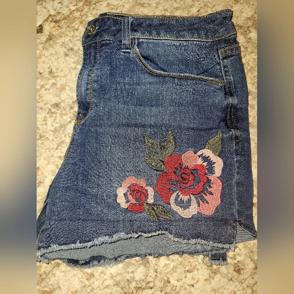 Embroidered Denim Shorts With Stretch  Size 10 ❤️ - Picture 2 of 5